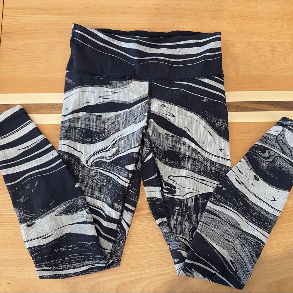 🎀lululemon athletica Woman Black and Gray Patterned Leggings